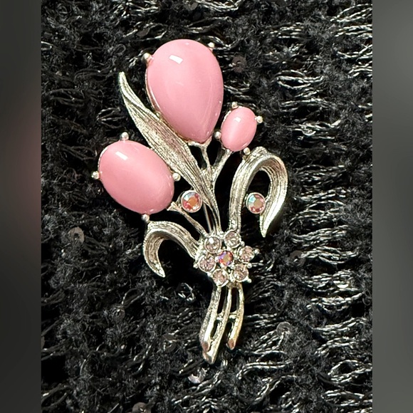 Jewelry - Vintage Two Tone Pink Crystals & Cabachons Flower Brooch